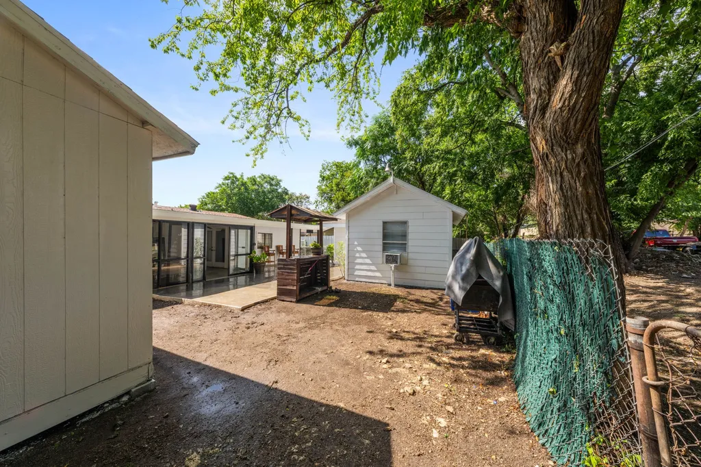 2410 S Franklin Street Dallas TX 75233