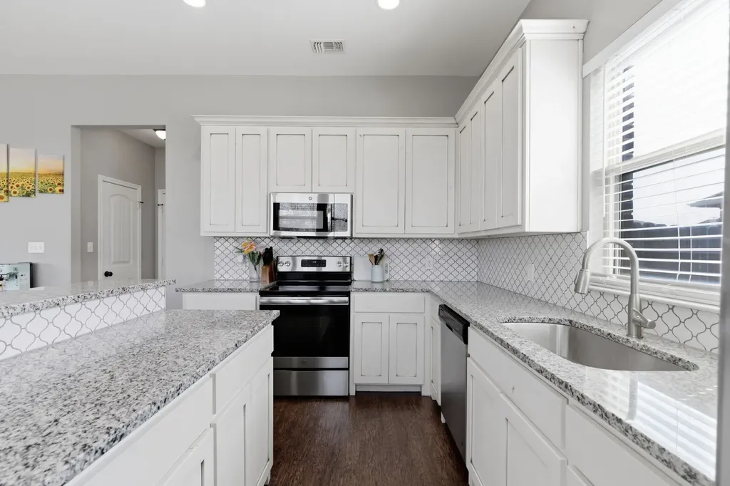 711 Hadley Lane Valley View TX 76272