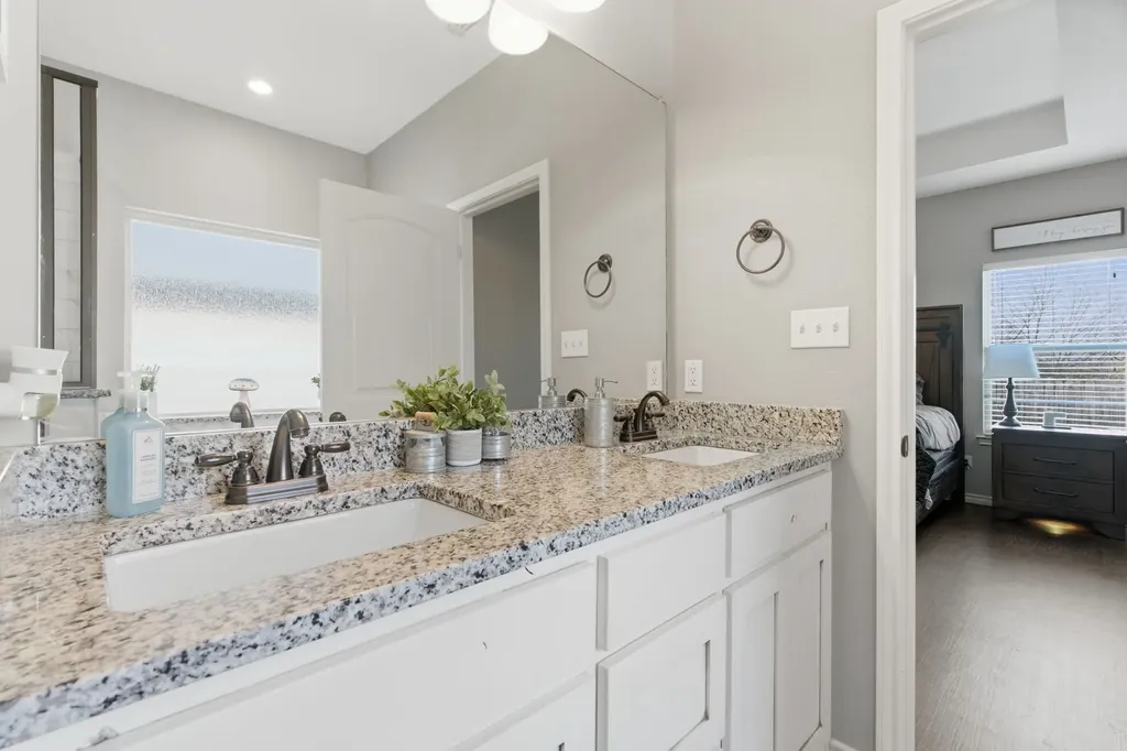711 Hadley Lane Valley View TX 76272