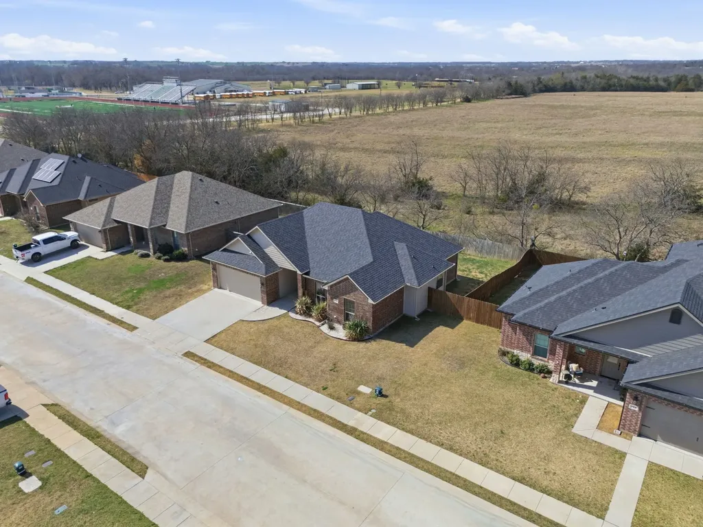 711 Hadley Lane Valley View TX 76272