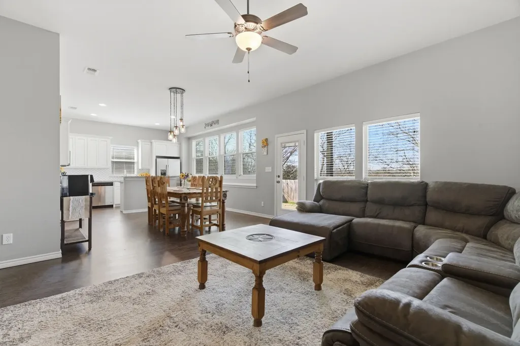 711 Hadley Lane Valley View TX 76272