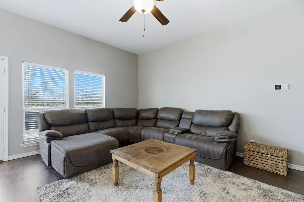 711 Hadley Lane Valley View TX 76272