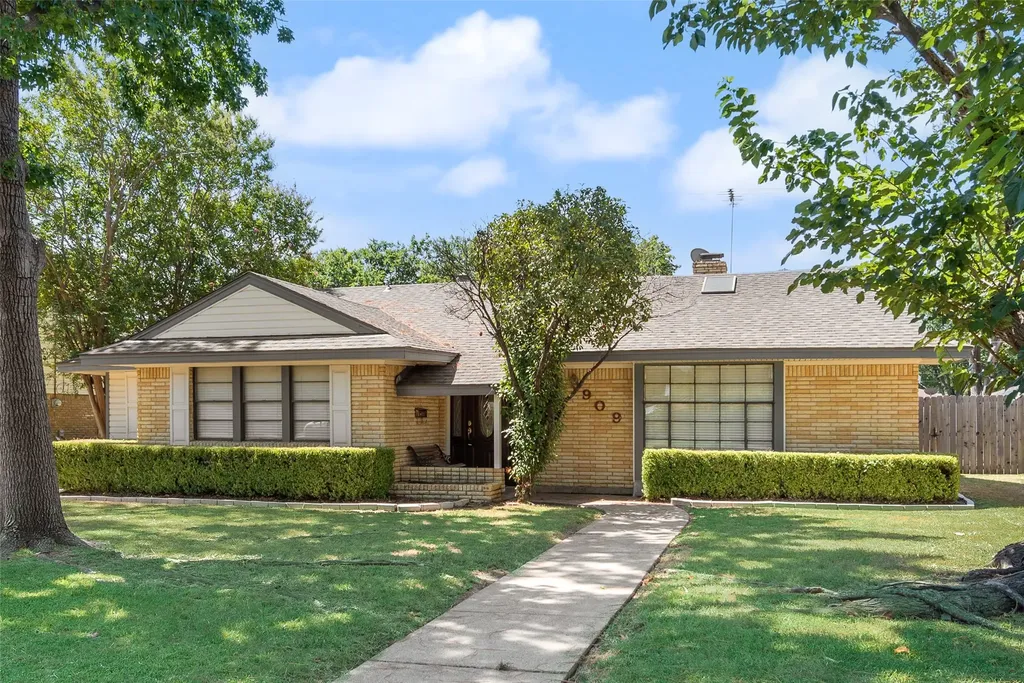 909 Egyptian Way Grand Prairie TX 75050
