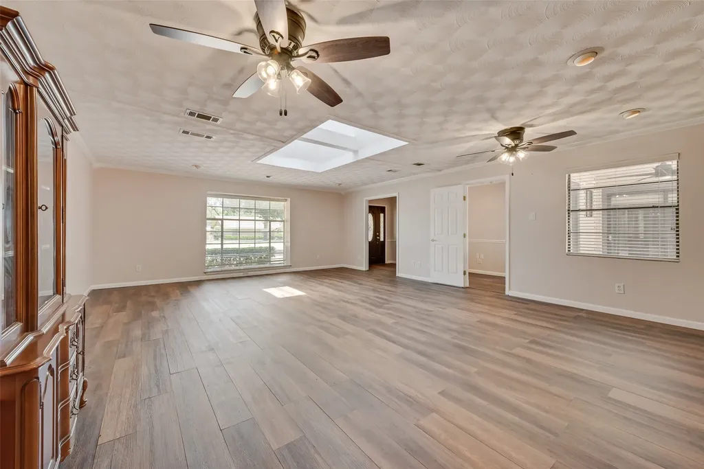 909 Egyptian Way Grand Prairie TX 75050