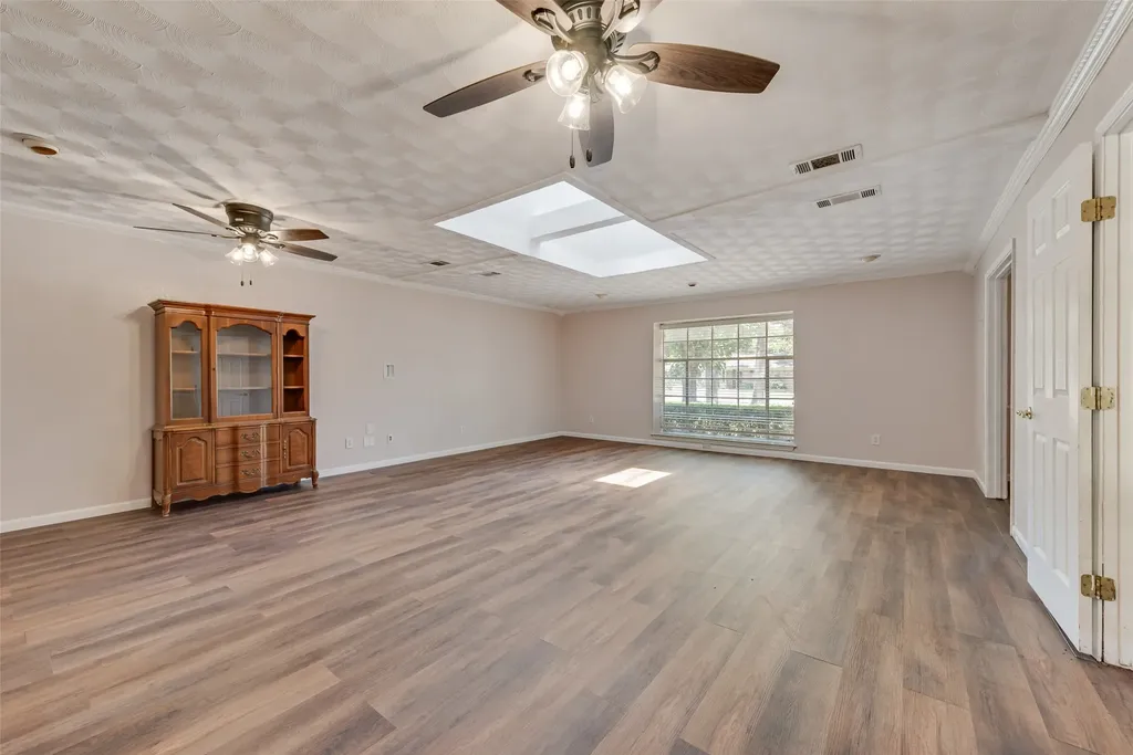 909 Egyptian Way Grand Prairie TX 75050