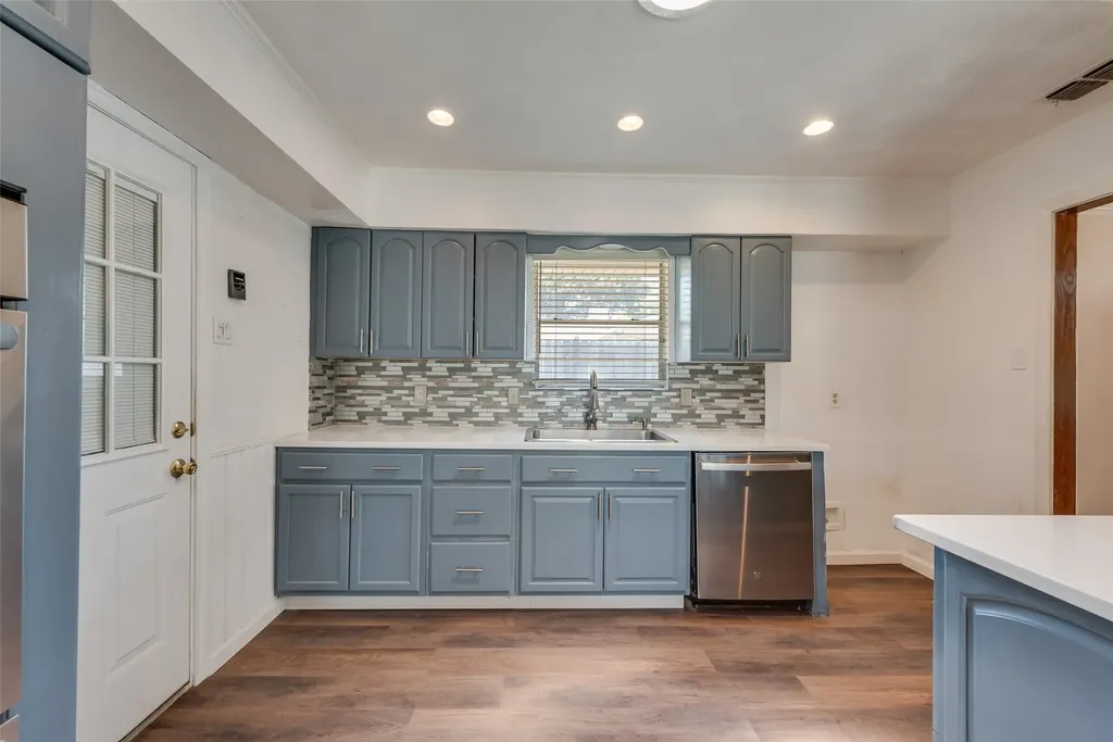 909 Egyptian Way Grand Prairie TX 75050