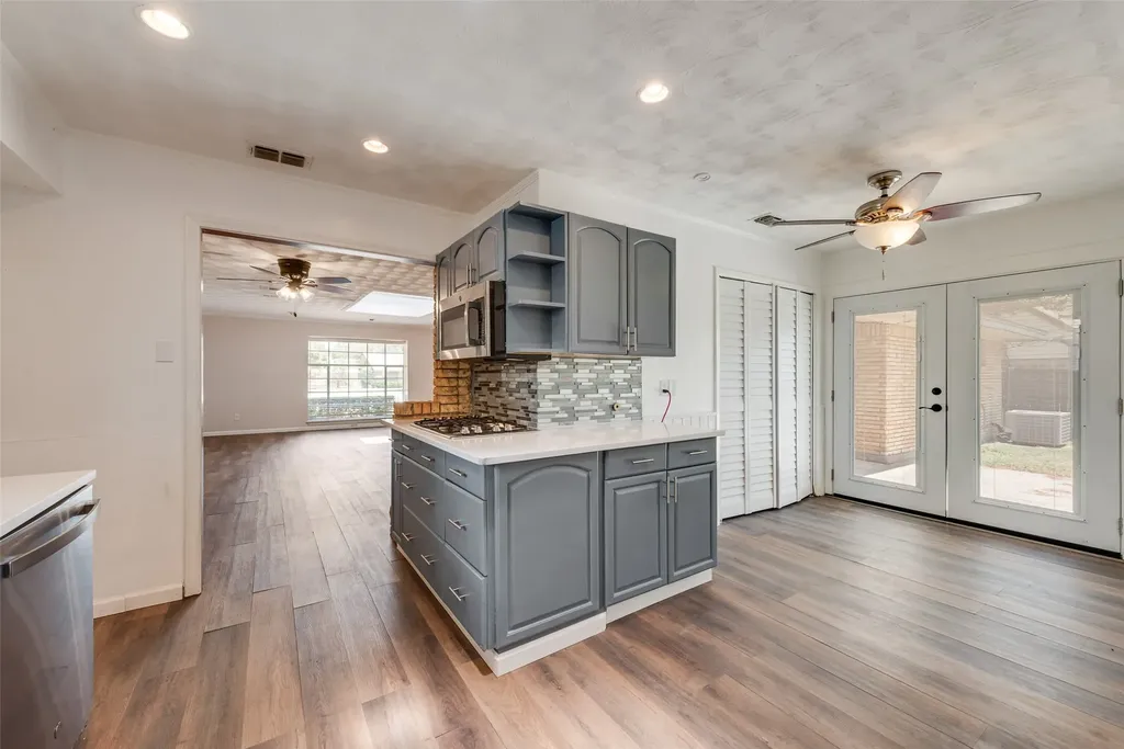 909 Egyptian Way Grand Prairie TX 75050