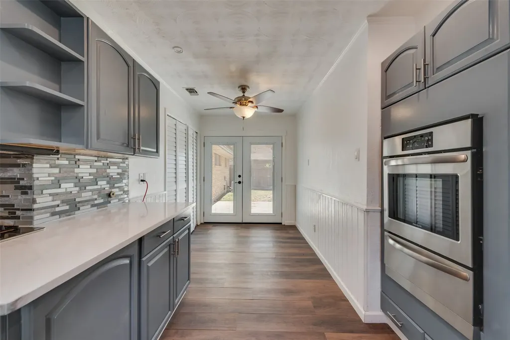 909 Egyptian Way Grand Prairie TX 75050