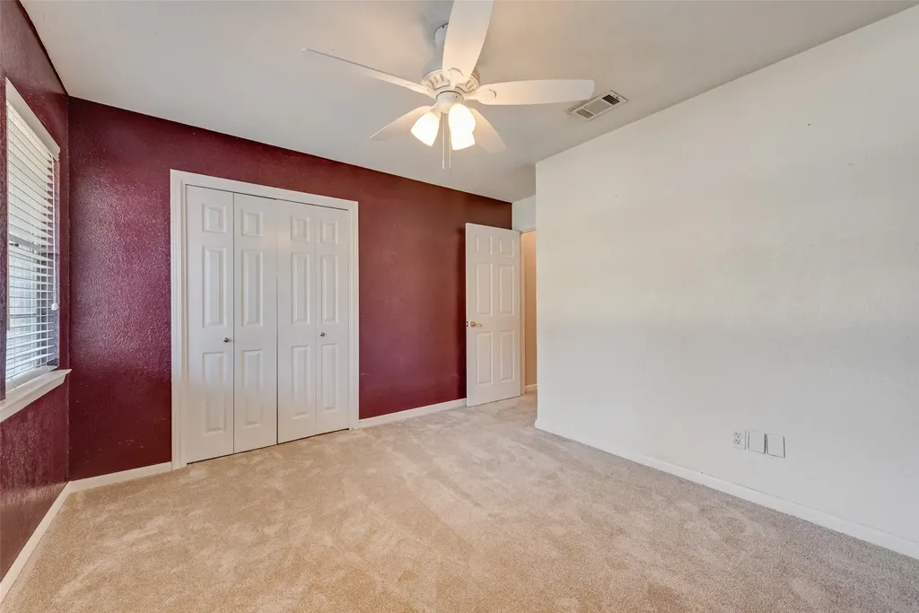 909 Egyptian Way Grand Prairie TX 75050