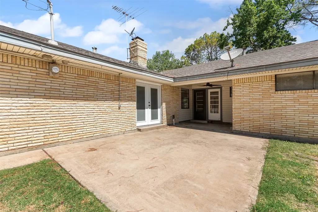 909 Egyptian Way Grand Prairie TX 75050