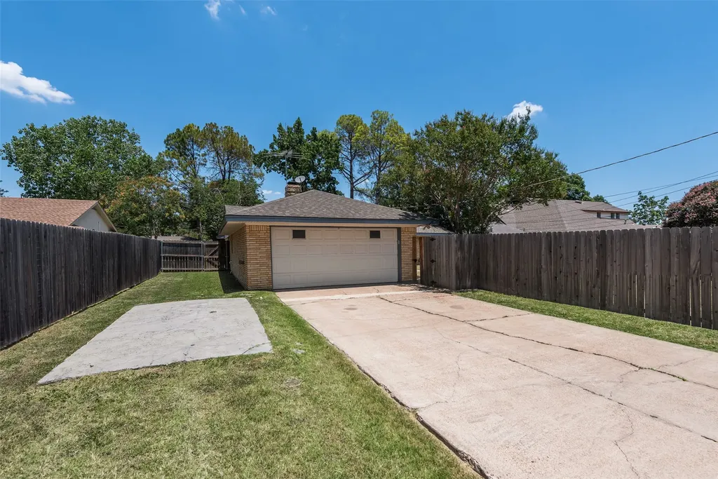 909 Egyptian Way Grand Prairie TX 75050