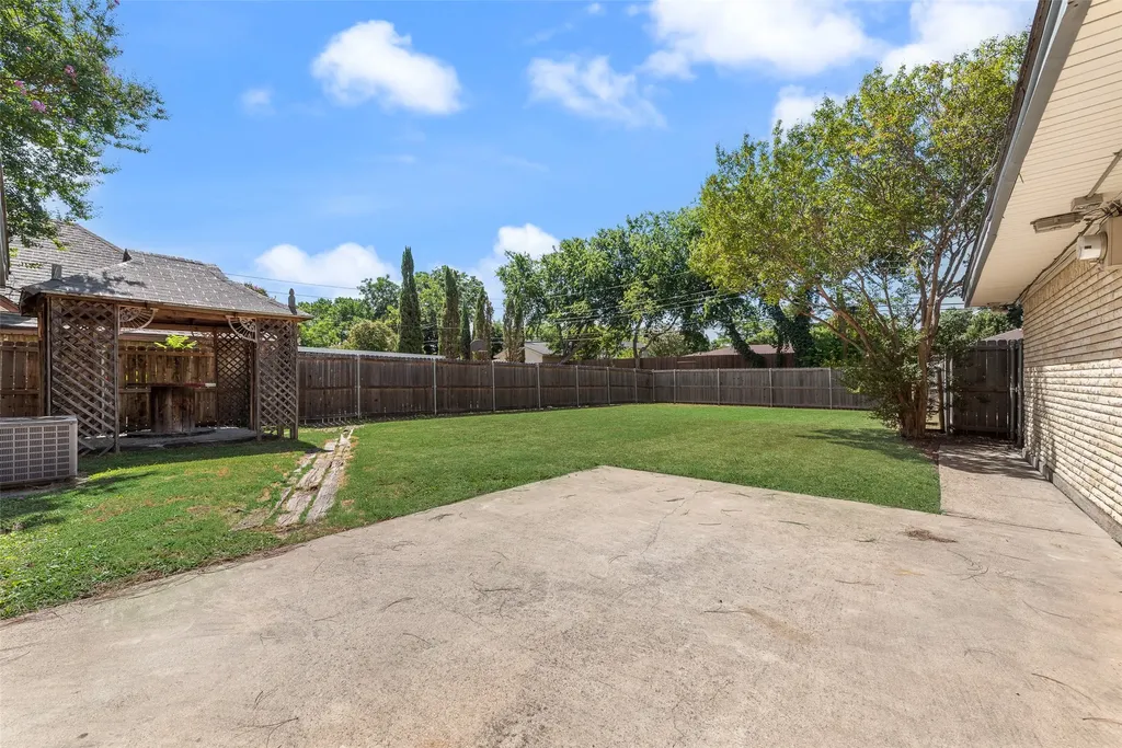909 Egyptian Way Grand Prairie TX 75050