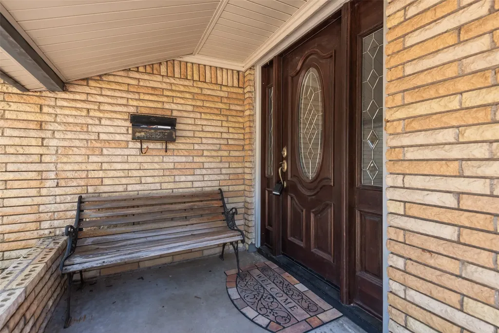 909 Egyptian Way Grand Prairie TX 75050