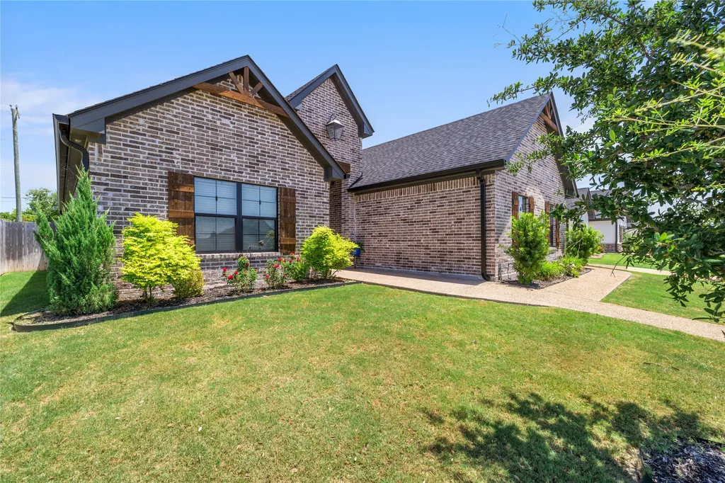 932 Gallant Fox Road Hewitt TX 76643