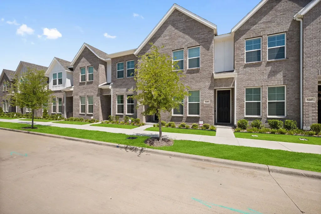 5243 Legacy Street Haltom City TX 76117