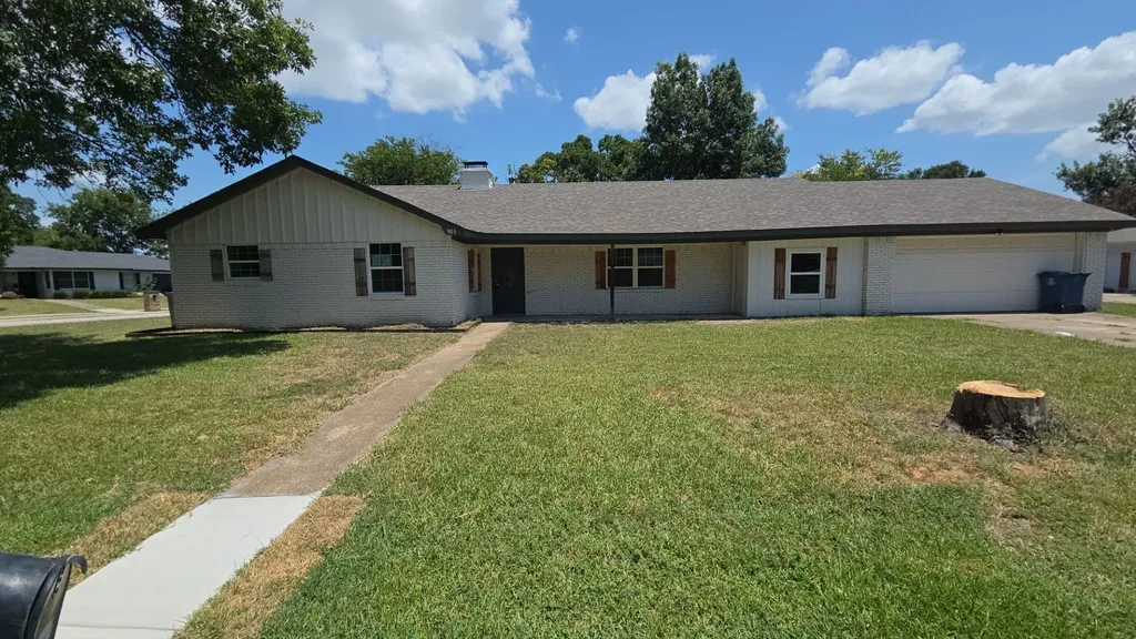 901 Crestview Drive Kaufman TX 75142