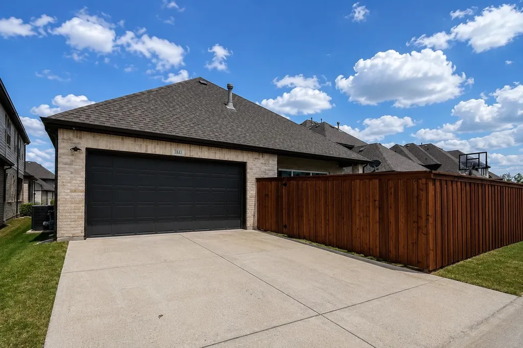 1811 Lande Street Farmers Branch TX 75234