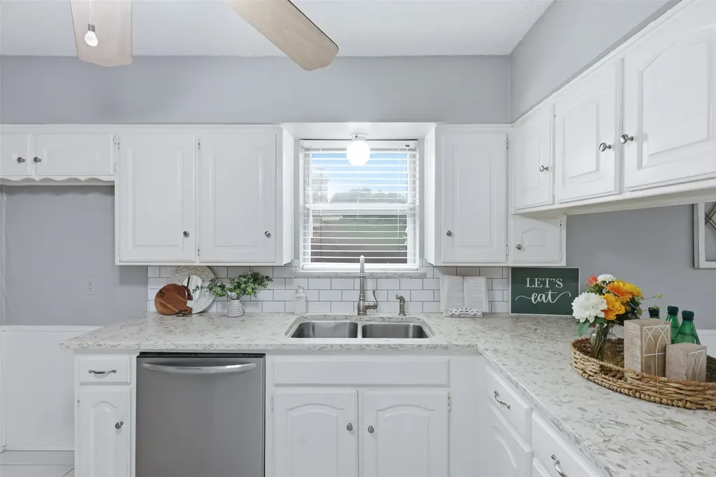 5536 Meadow Oak Street North Richland Hills TX 76180