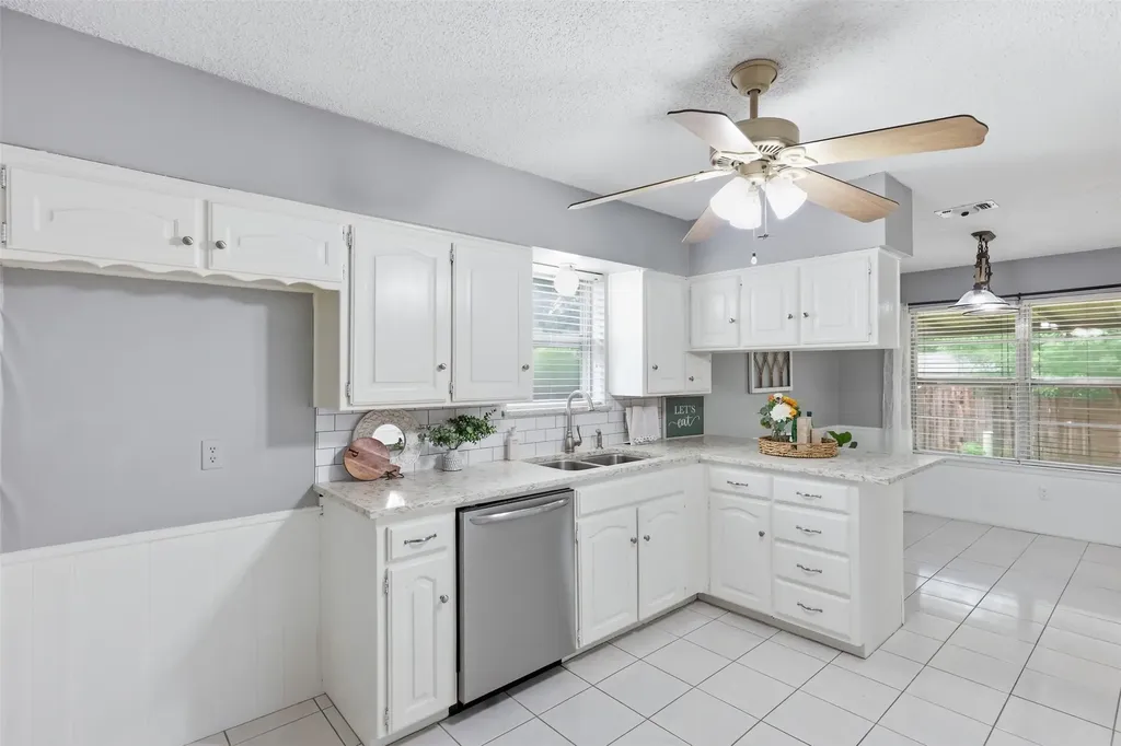 5536 Meadow Oak Street North Richland Hills TX 76180