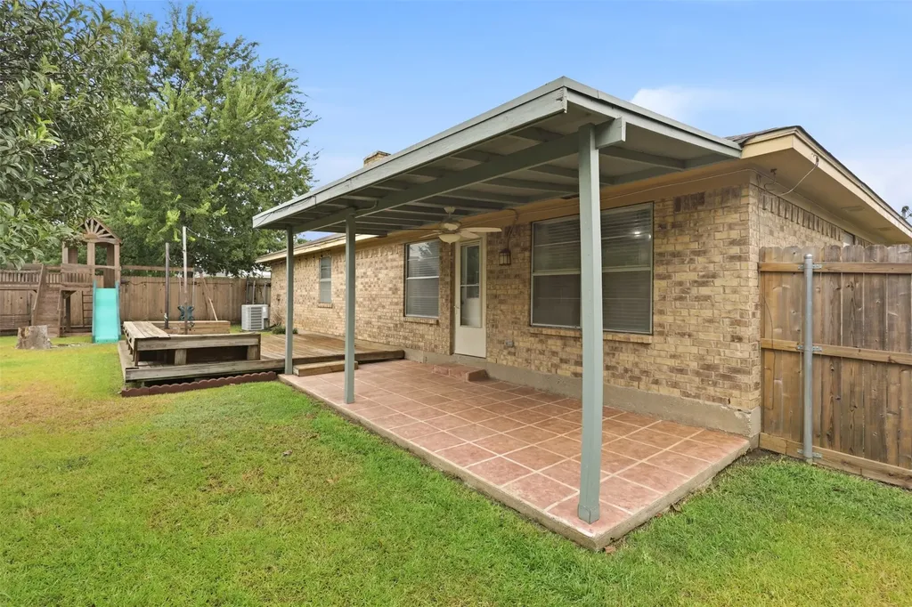 5536 Meadow Oak Street North Richland Hills TX 76180