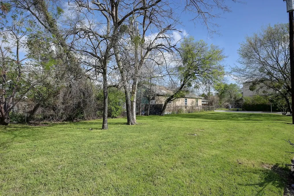 1525 Nomas Street Dallas TX 75212