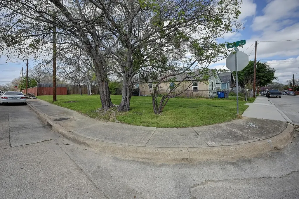1525 Nomas Street Dallas TX 75212