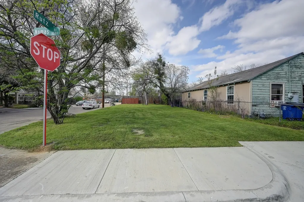 1525 Nomas Street Dallas TX 75212