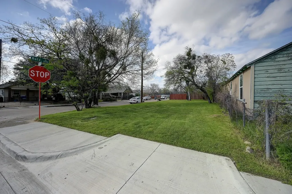 1525 Nomas Street Dallas TX 75212