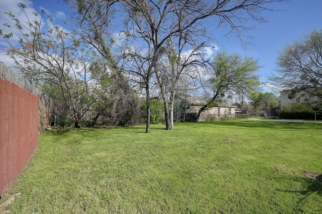 1525 Nomas Street Dallas TX 75212
