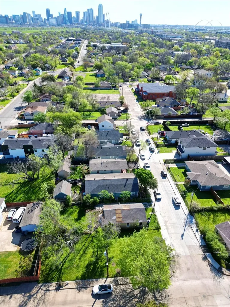 1525 Nomas Street Dallas TX 75212