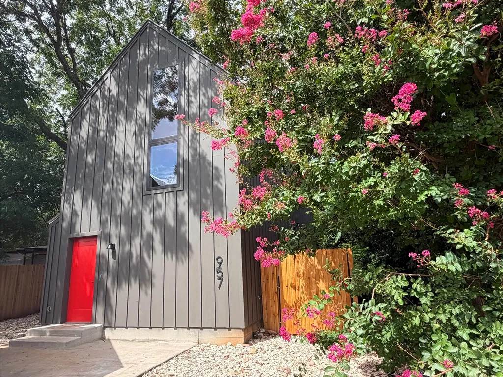 957 Woods Avenue Fort Worth TX 76102