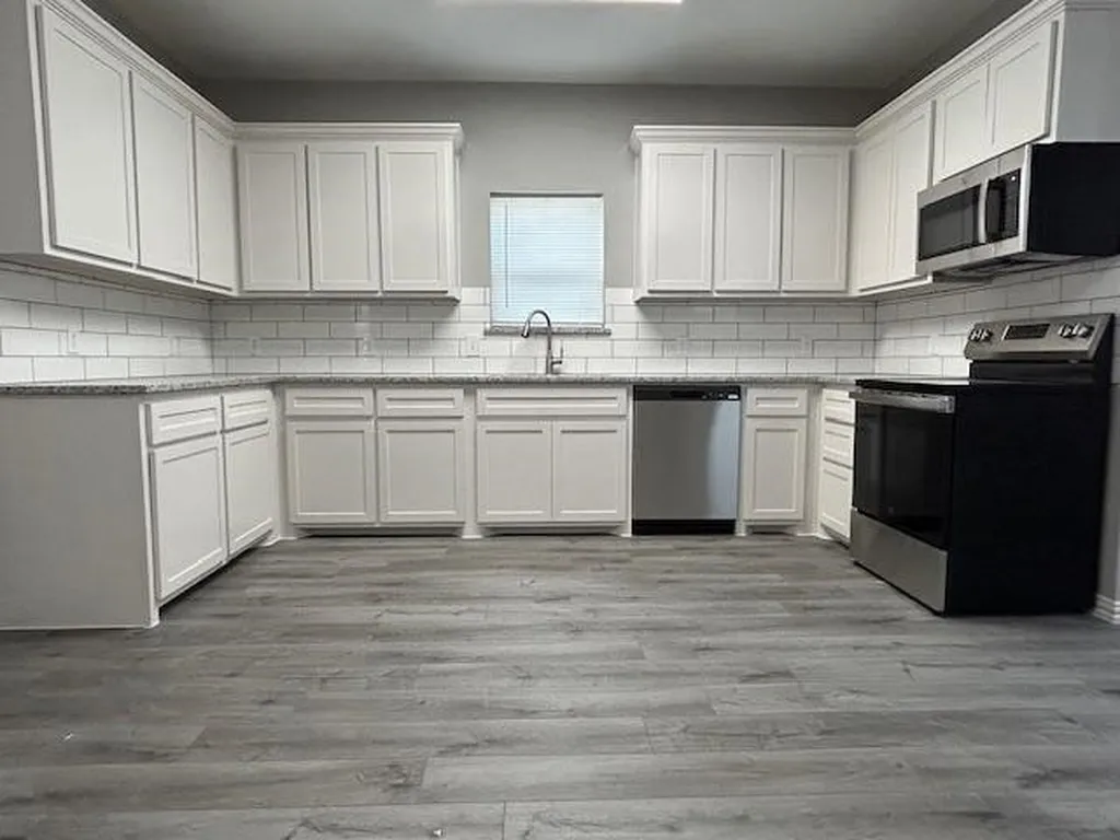 406 E Bonham Street Tom Bean TX 75491