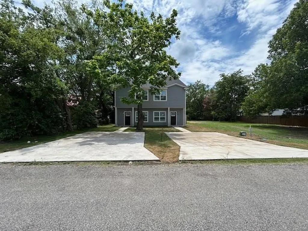 406 E Bonham Street Tom Bean TX 75491