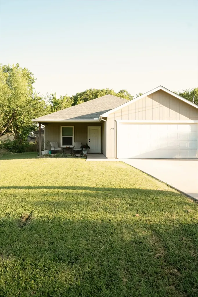 315 W Oak Street Whitewright TX 75491