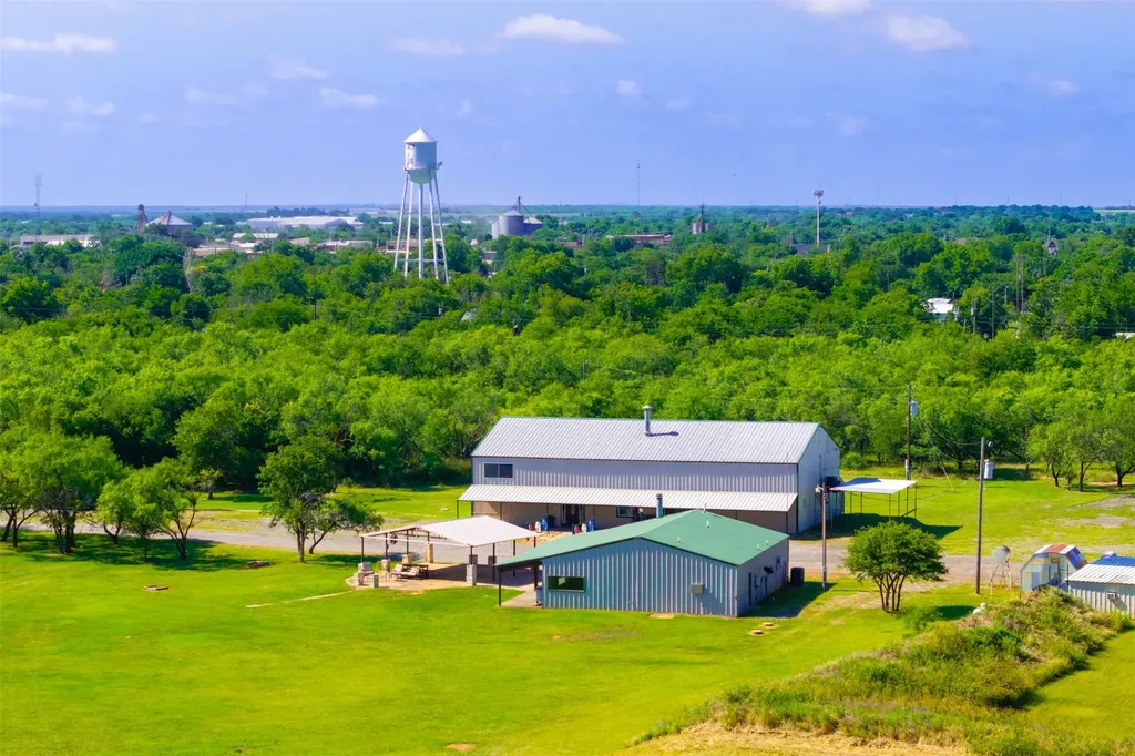 911 N Avenue C Olney TX 76374