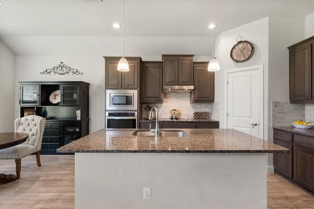 5600 Log Cabin Court Midlothian TX 76065