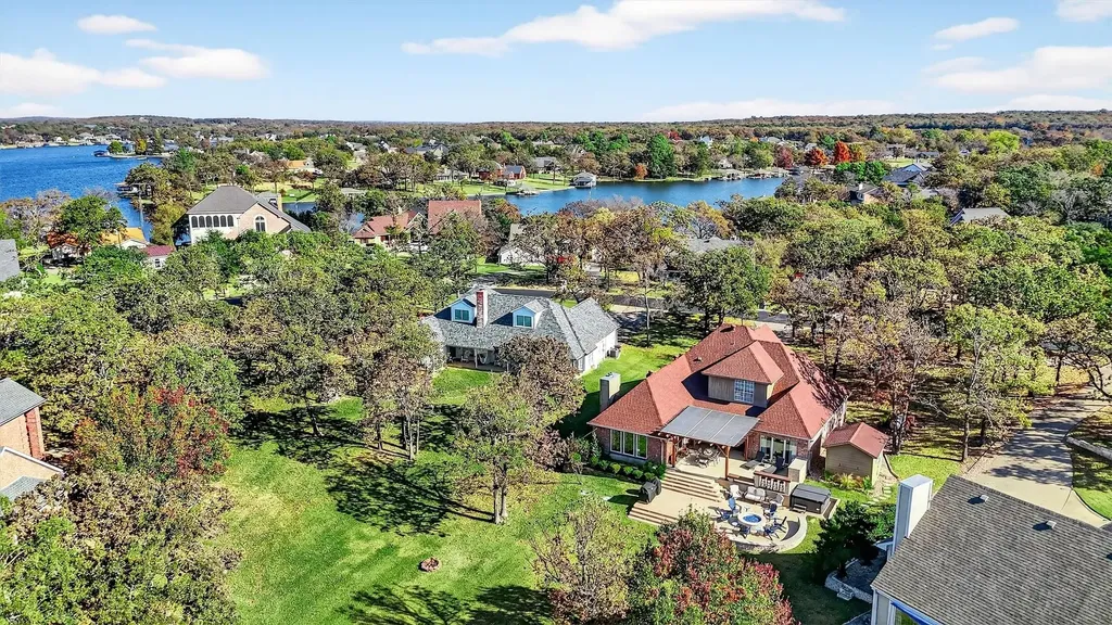 100 Mohawk Cove Lake Kiowa TX 76240