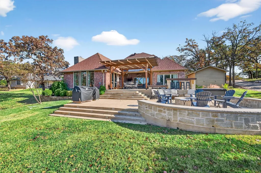 100 Mohawk Cove Lake Kiowa TX 76240