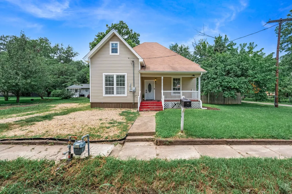 1301 Locust Street Commerce TX 75428