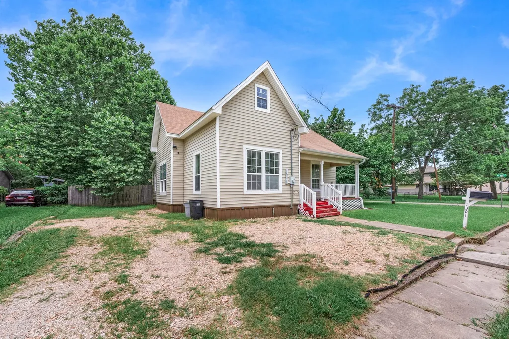 1301 Locust Street Commerce TX 75428