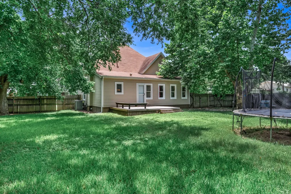 1301 Locust Street Commerce TX 75428