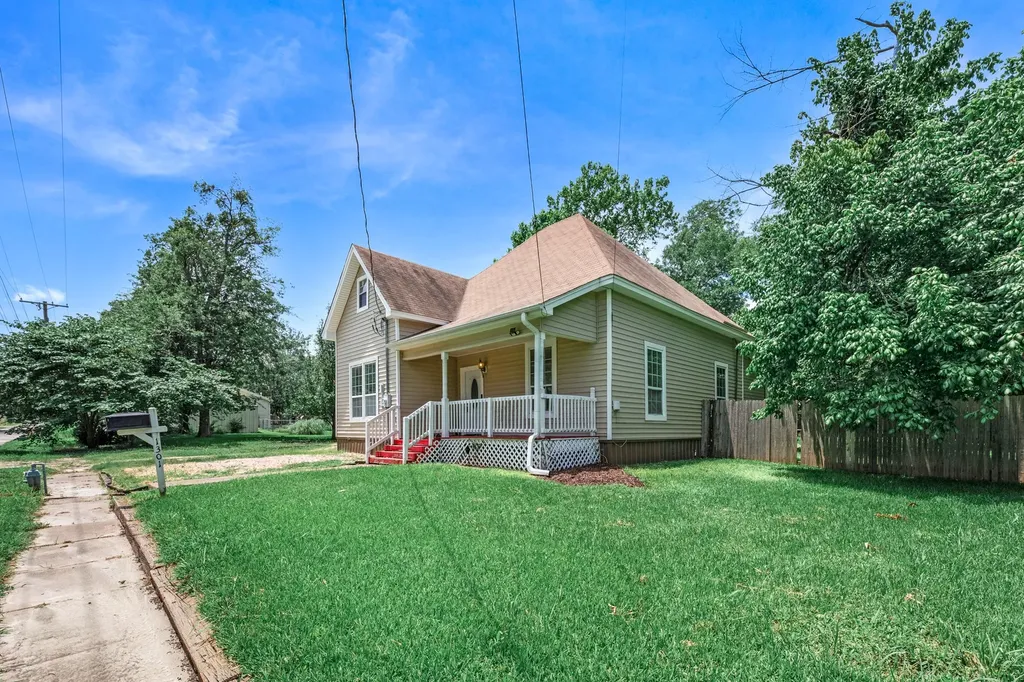 1301 Locust Street Commerce TX 75428