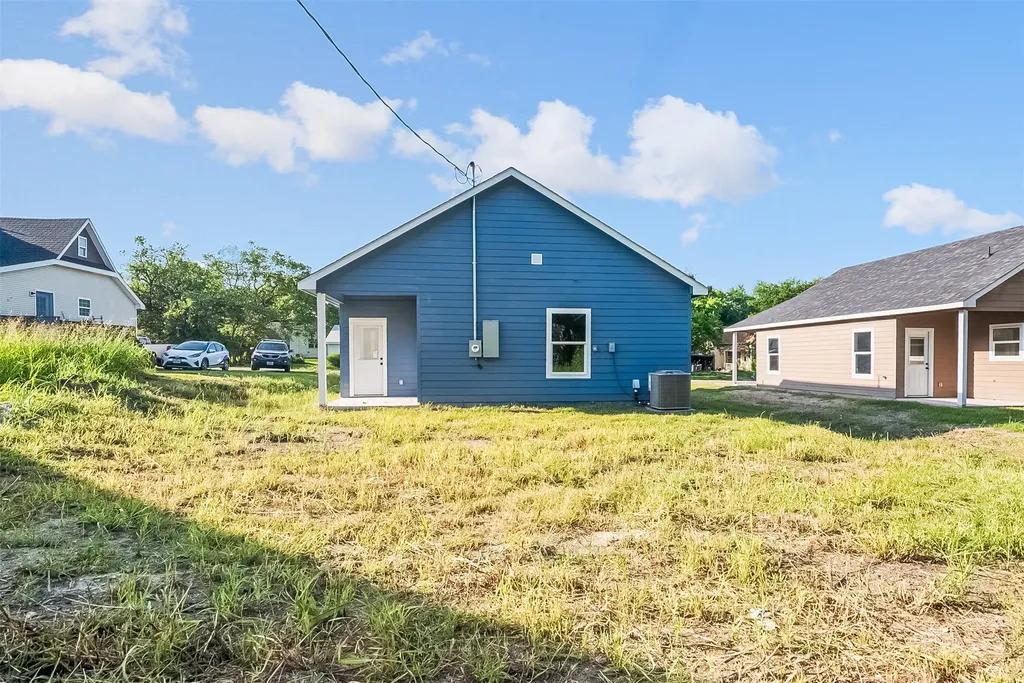 211 W Elm Street Whitewright TX 75491