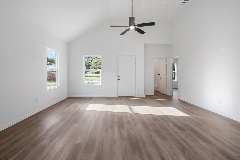 211 W Elm Street Whitewright TX 75491