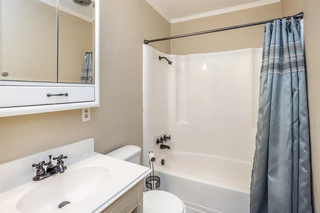 2005 Maplewood Drive Gainesville TX 76240