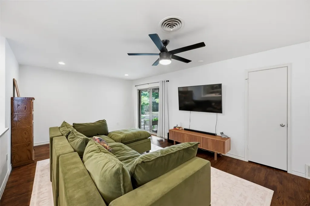 2536 Saint Francis Avenue Dallas TX 75228