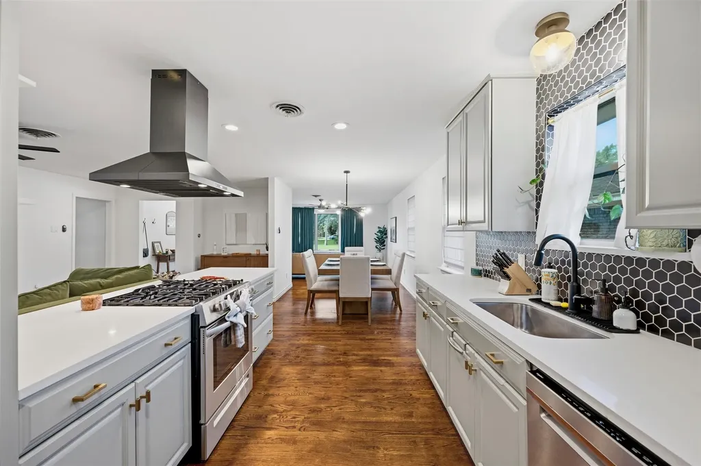 2536 Saint Francis Avenue Dallas TX 75228