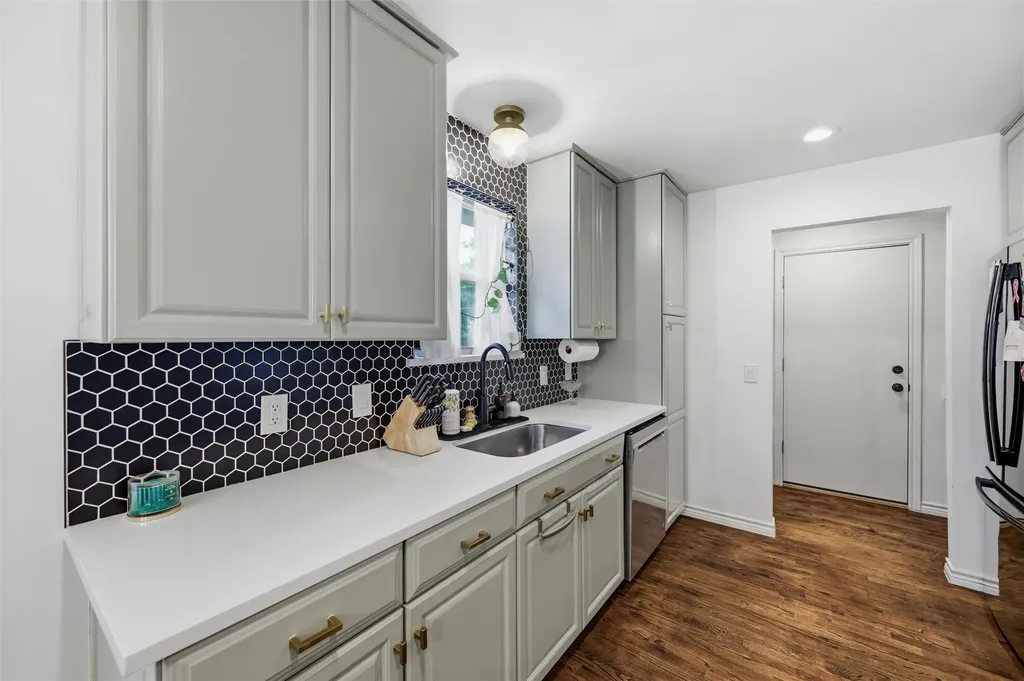 2536 Saint Francis Avenue Dallas TX 75228