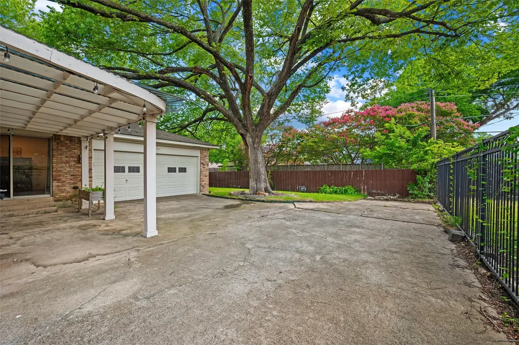 2536 Saint Francis Avenue Dallas TX 75228