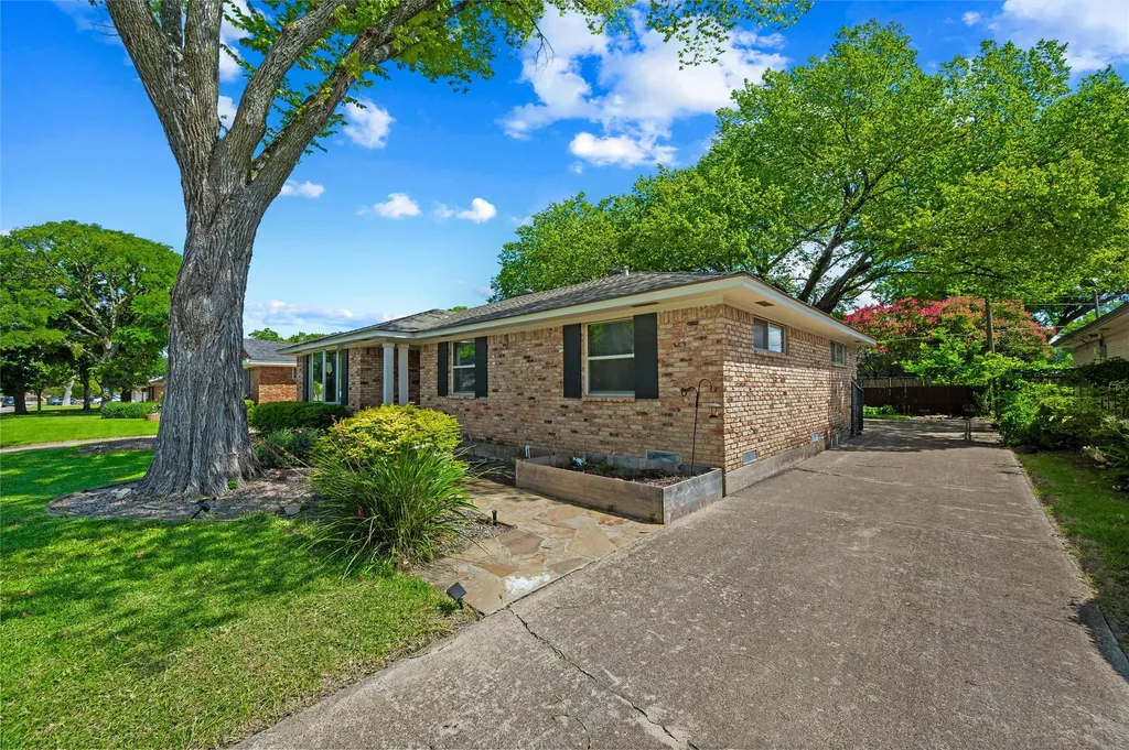 2536 Saint Francis Avenue Dallas TX 75228